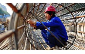 承包人在施工过程中遭受行政处罚资质降级，发包人是否可以解除施工合同？