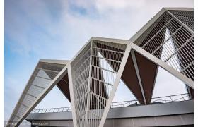 满足这个条件，一名建造师就可以在同一区域负责两个项目